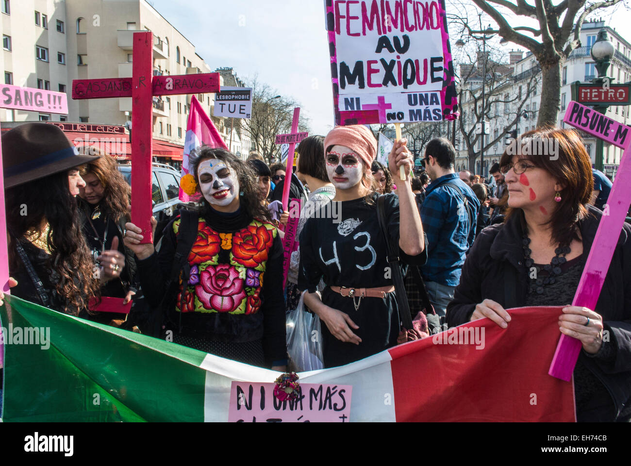 Paris, Frankreich. 8. März, französische Feministengruppen marschieren an der Demonstration zum Internationalen Frauentag, Proteste in Belleville, Massenmarsch mit Protestzeichen, Banner auf der Straße, Frauendemonstration, Gleichstellungsfrauen, People march Street, Frauenrechte am 8. märz Stockfoto