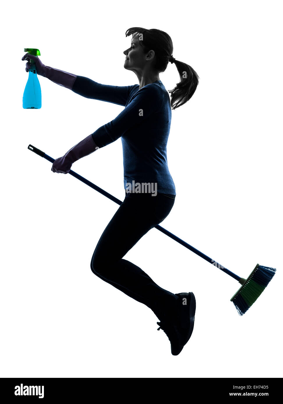 eine Frau Magd Staub Reinigung fliegenden Besen in Silhouette Studio isoliert auf weißem Hintergrund Stockfoto