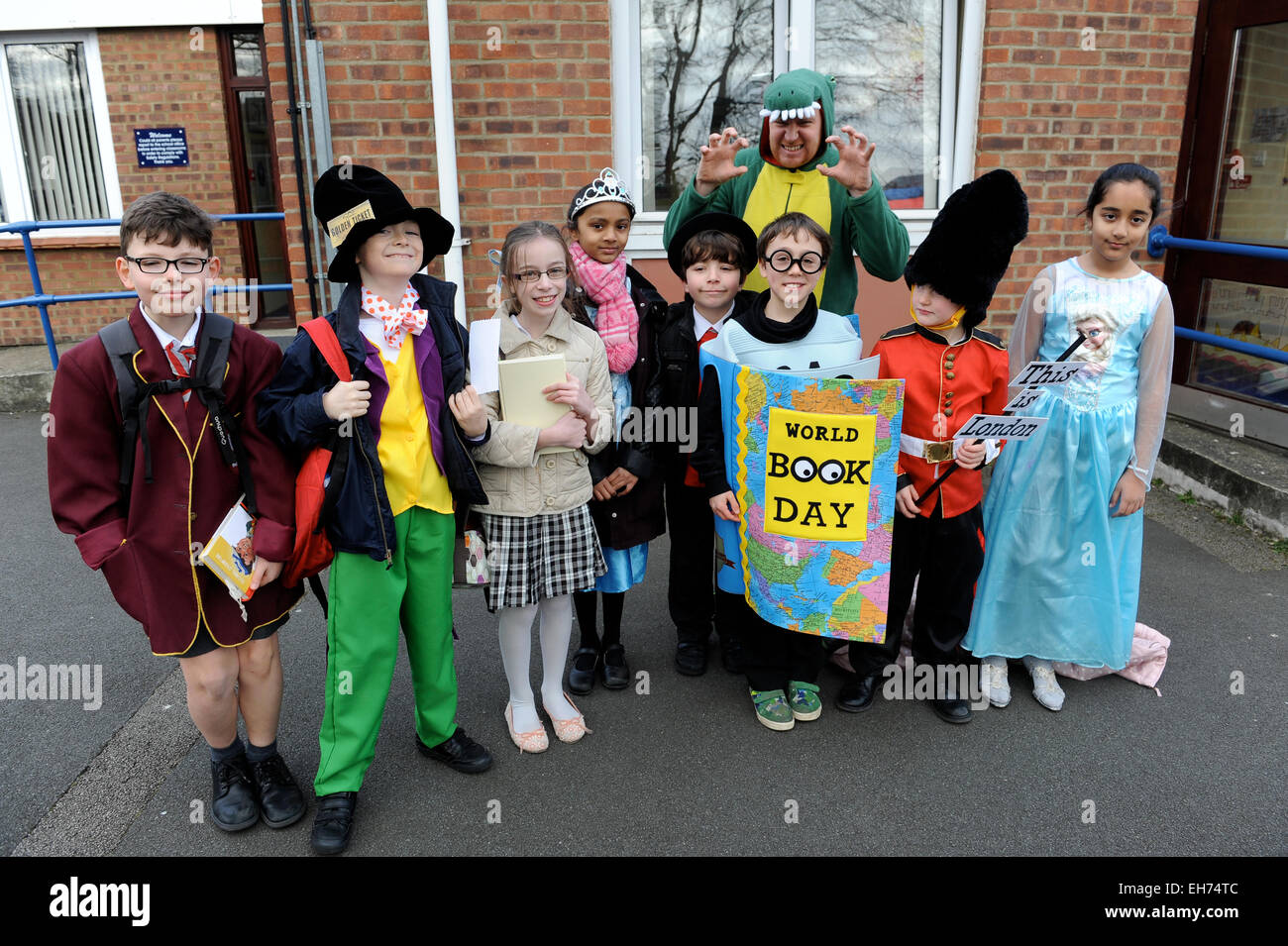 Schülerinnen und Schüler und Jahr 5 Lehrer dress up für World Book day Stockfoto
