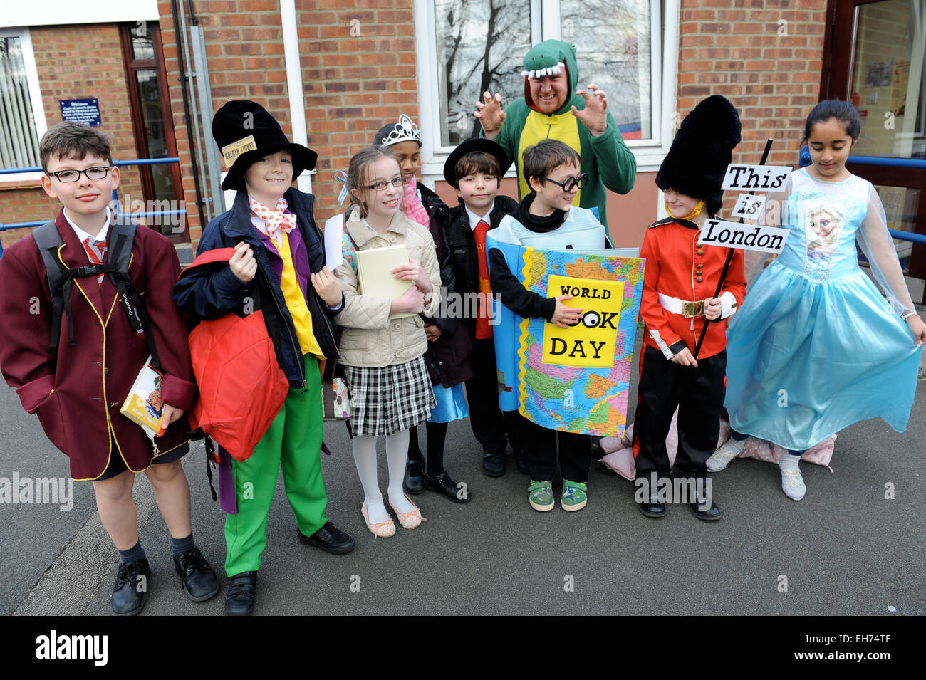 Schülerinnen und Schüler und Jahr 5 Lehrer dress up für World Book day Stockfoto