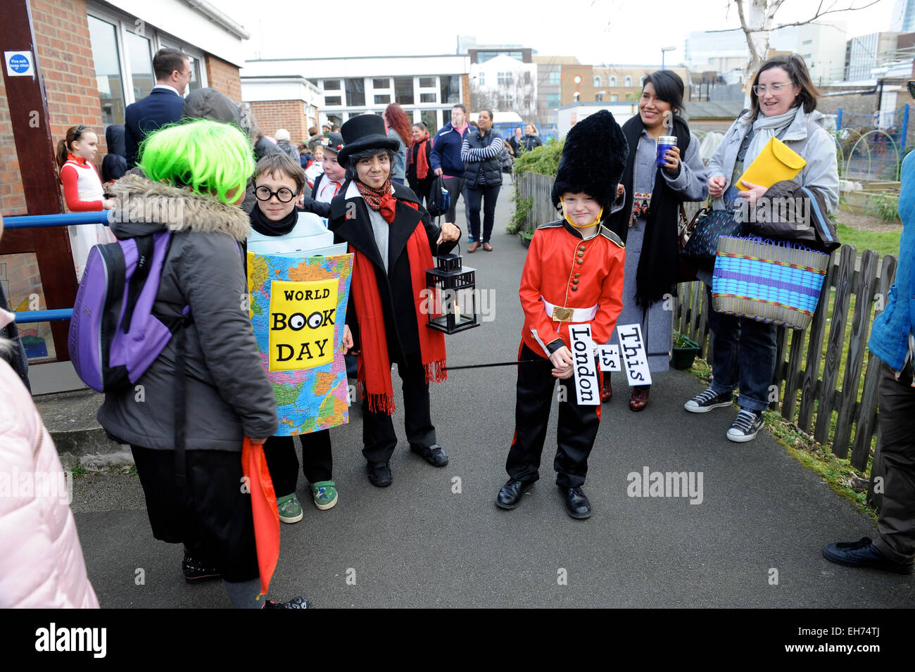 Schülerinnen und Schüler und Jahr 5 Lehrer dress up für World Book day Stockfoto