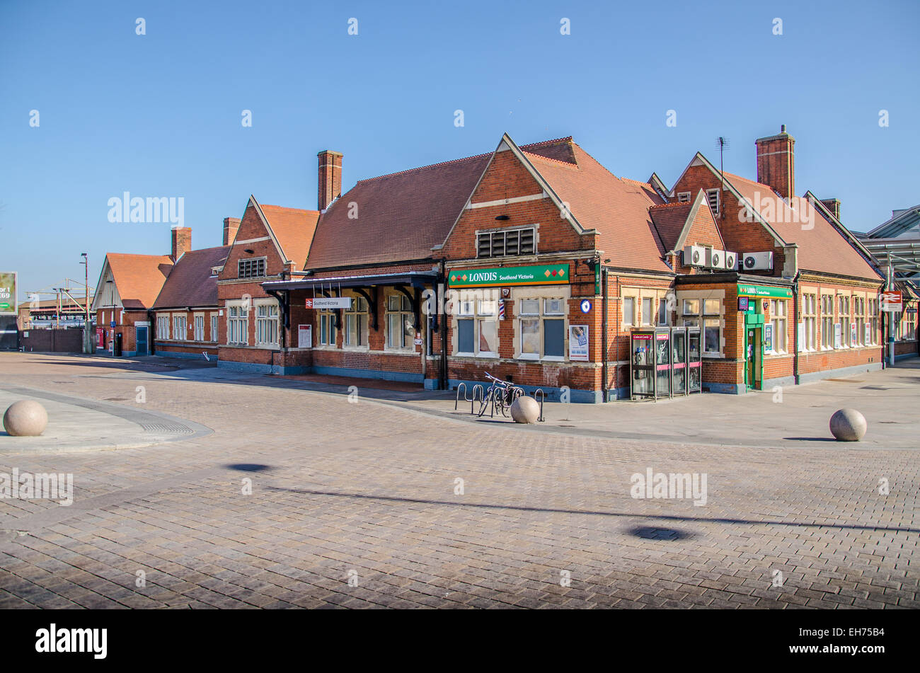 Southend Victoria Station ist eine von zwei großen Bahnhöfen in der Nähe von Southend-on-Sea, Essex, England, UK. Vorplatz ist Shared Space Stockfoto