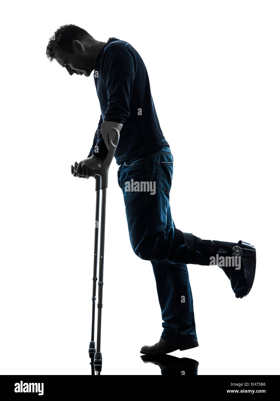 ein Mann verletzt Mann zu Fuß traurig mit Krücken im Silhouette Studio auf weißem Hintergrund Stockfoto