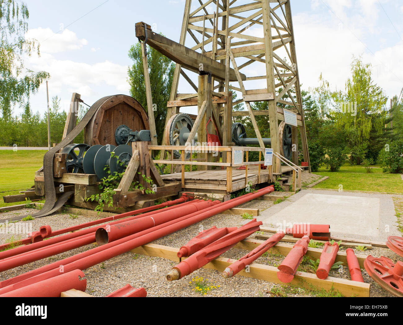 Historische hölzerne Öl Derrick am Eingang zum Fernie auf Highway 3, Fernie, BC, Kanada.  Letzten stehenden Holz Derrick in BC. Stockfoto
