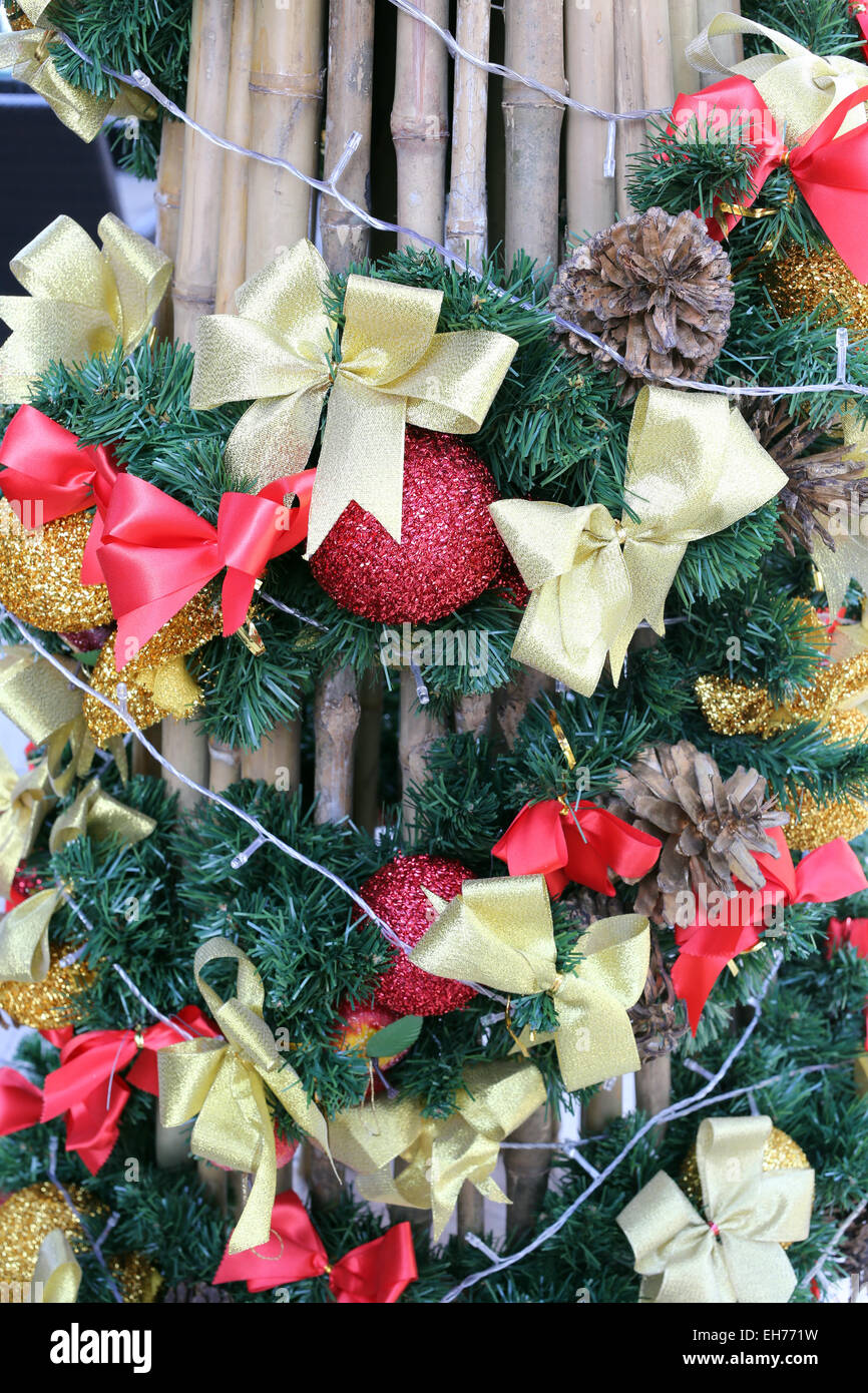 Schmücken Sie den Weihnachtsbaum für das neue Jahr. Stockfoto