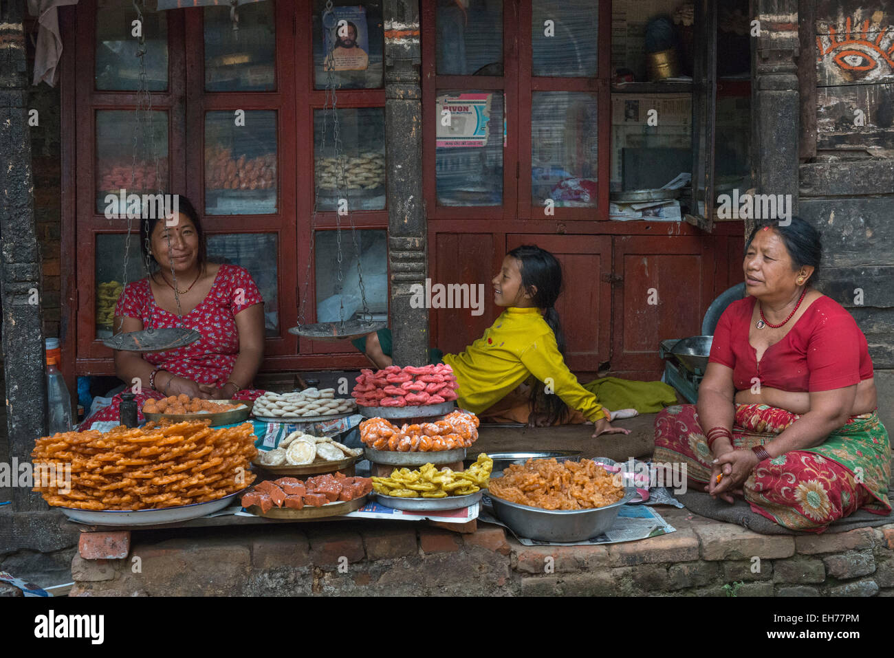 Verkauf von Süßigkeiten auf Strassenseite Shop, Panauti Frauen Stockfoto