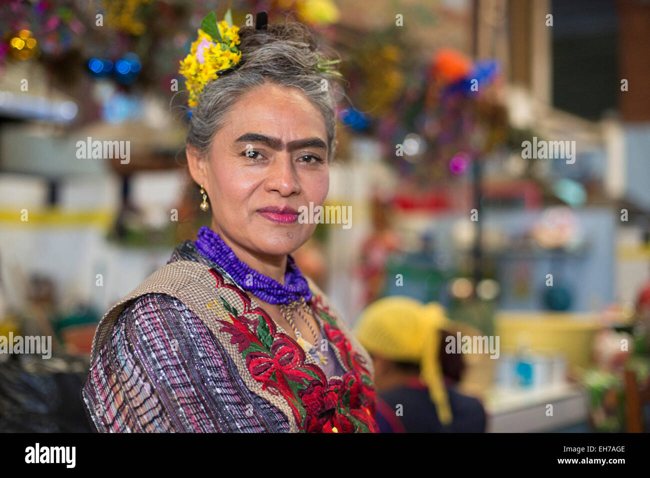 Ocotlán de Morelos, Oaxaca, Mexiko - Beatriz Vásquez Goméz, einen Frida Kahlo-Look-alike läuft La Cocina de Frida (Frida Küche) Stockfoto