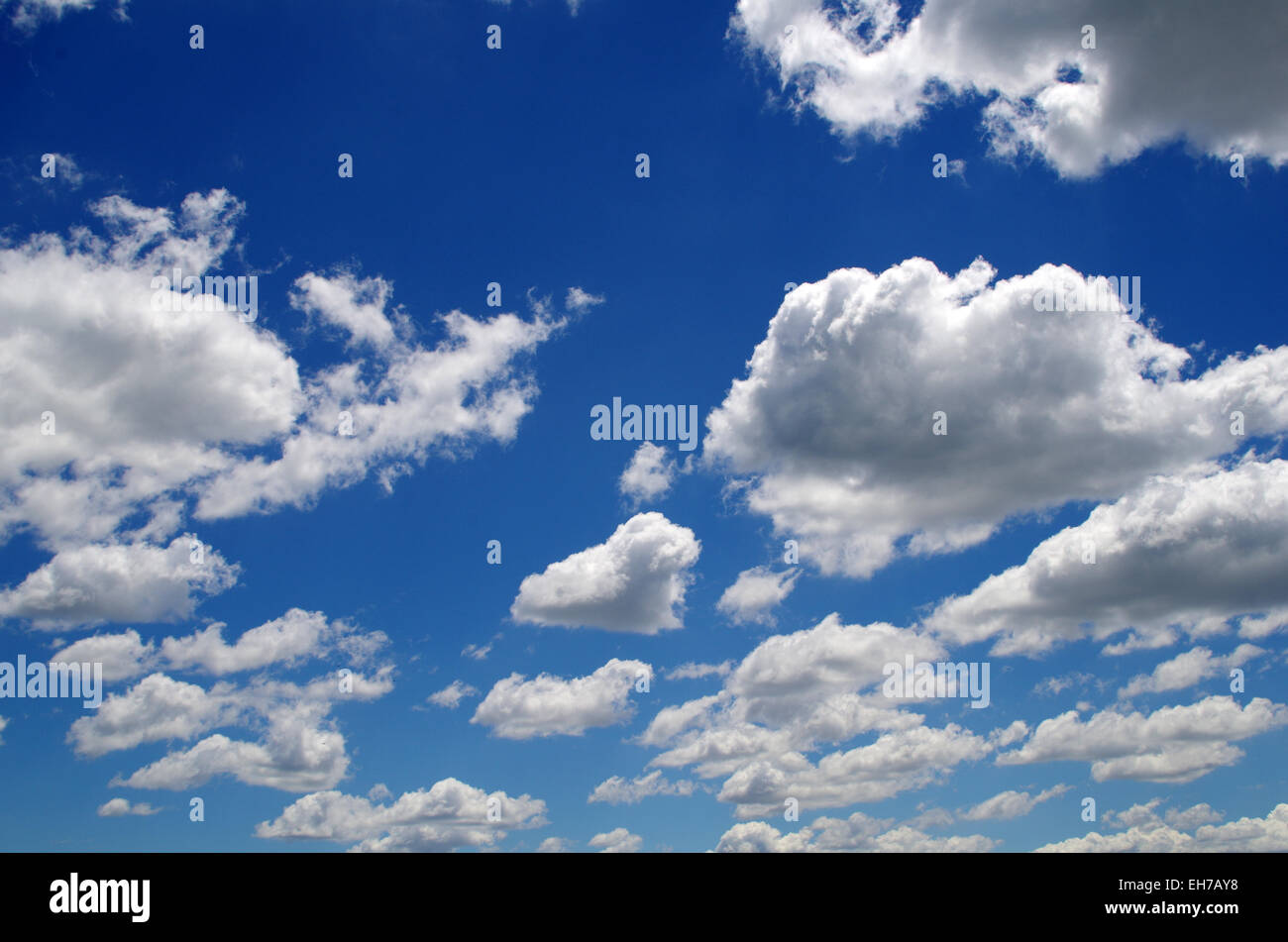 Weiße und graue Wolken und der Himmel Stockfoto