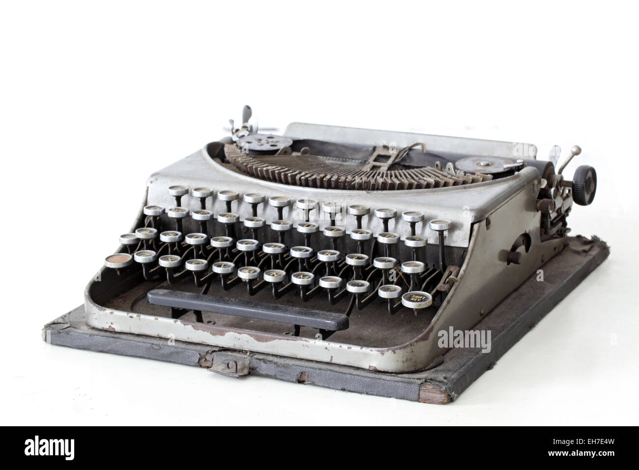 Antike Schreibmaschine auf weißem Hintergrund Stockfoto