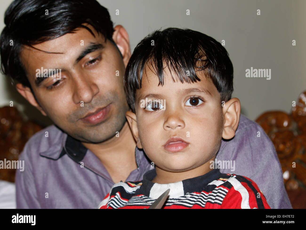 Vater und Sohn gerade TV Stockfoto