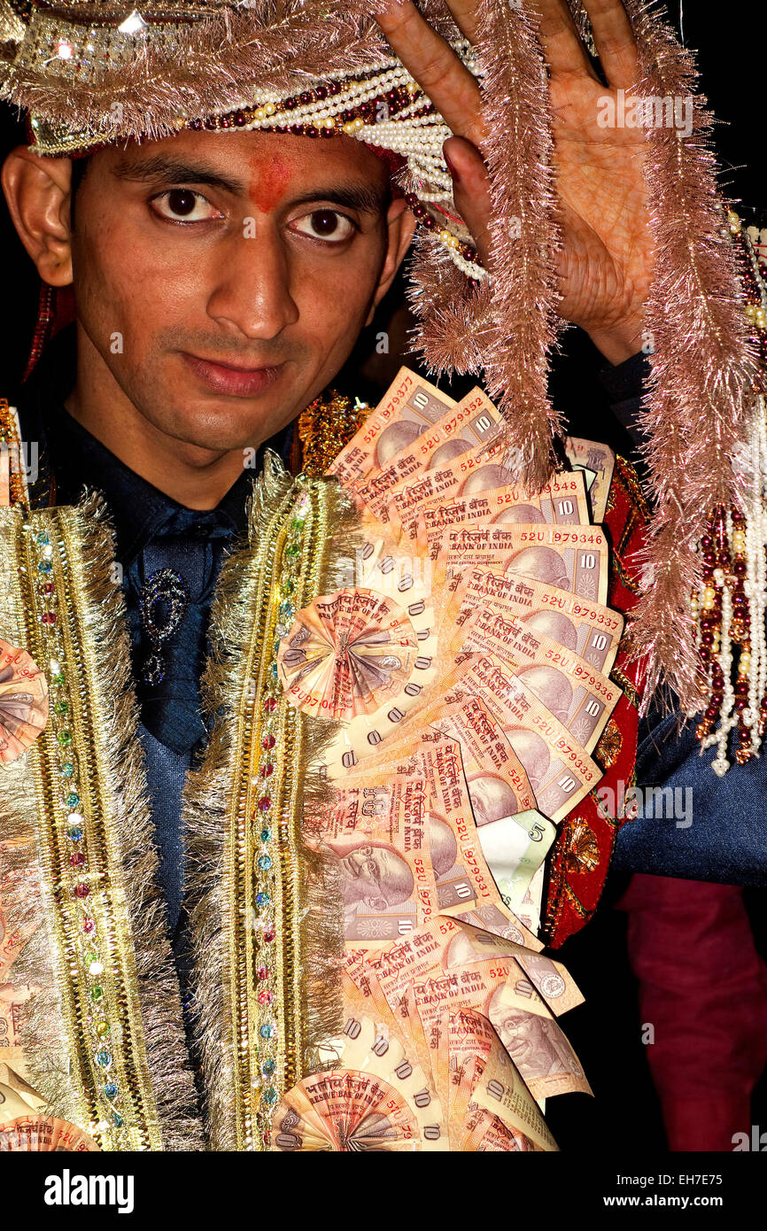 Hindu Bräutigam tragen bunte Kleidung und bereit für die Ehe Stockfoto