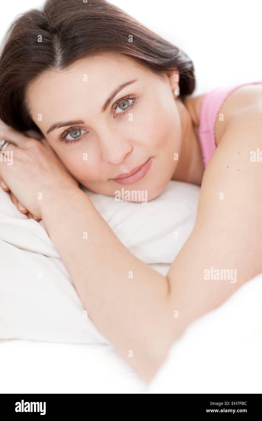 Frau im Bett liegend Stockfoto