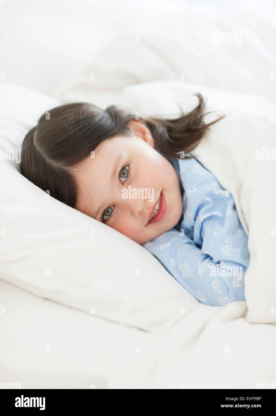 Mädchen im Bett liegend Stockfoto