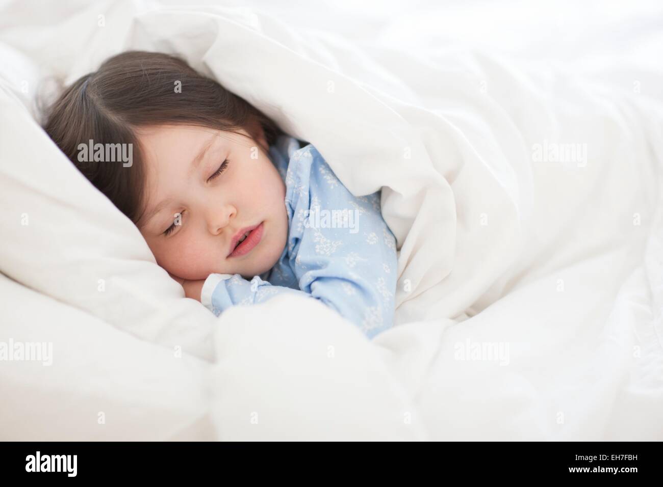 Mädchen schlafend im Bett Stockfoto