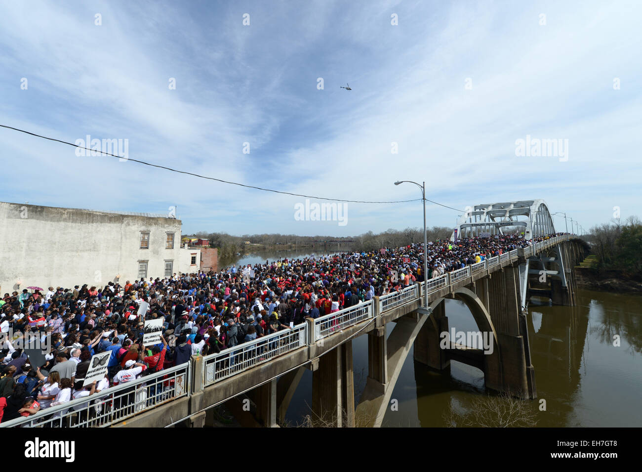 Selma, USA. 8. März 2015. Zehntausende von Menschen überqueren der Edmund Pettus Bridge während der 50. Jahrestag zum Gedenken an "Bloody Sunday" in Selma, Alabama, USA, 8. März 2015. Das Gedenken markiert den 50. Jahrestag der "Bloody Sunday", den Tag im Jahr 1965 als Polizei Aktivisten demonstrieren für Wahlrecht für die schwarze Gemeinschaft angegriffen. Bildnachweis: Yin Bogu/Xinhua/Alamy Live-Nachrichten Stockfoto