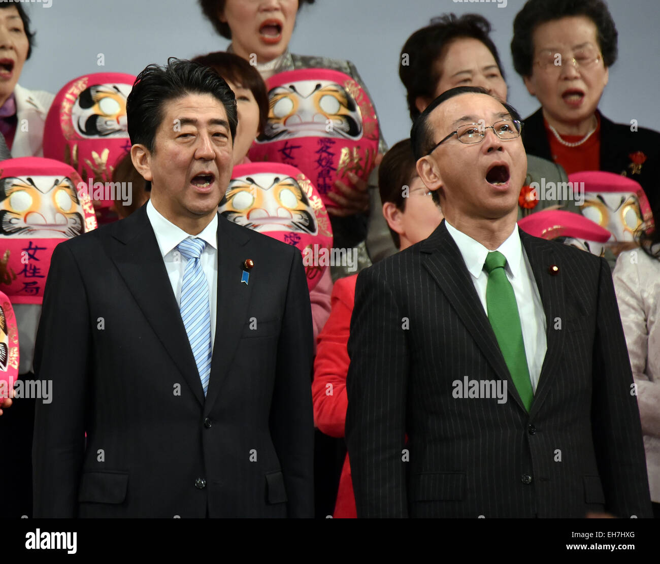 Tokio, Japan. 8. März 2015. Japans Ministerpräsident Shinzo Abe, links, und Generalsekretär Sadakazu Tanigaki singen mit der Partysong auf den Abschluss des Übereinkommens der Liberal-Demokratischen Partei in Tokio am 8. März 2015. Die regierende Partei, die seinen 60. Geburtstag in diesem Jahr wird, betont seinen Wunsch, die Verfassung, ein Ziel zu überarbeiten, die er gehalten hat, seit ihrer Gründung im Jahr 1955. Bildnachweis: Natsuki Sakai/AFLO/Alamy Live-Nachrichten Stockfoto