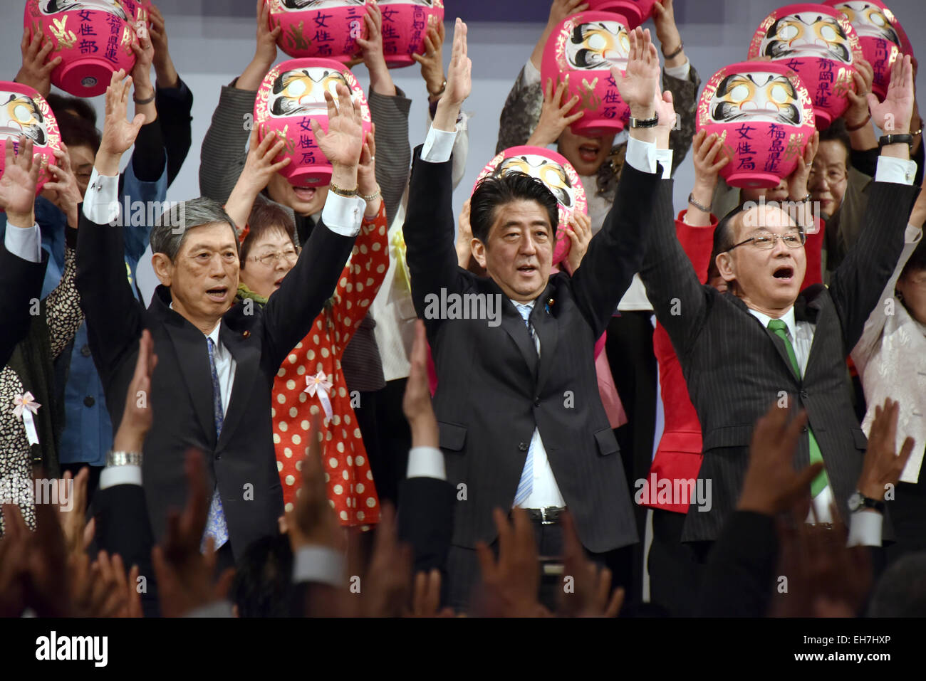 Tokio, Japan. 8. März 2015. Japans Ministerpräsident Shinzo Abe, flankiert von den Partei-Führungskräfte gibt einen traditionellen Baizai Prost auf den Abschluss des Übereinkommens der Liberal-Demokratischen Partei in Tokio am 8. März 2015. Die regierende Partei, die seinen 60. Geburtstag in diesem Jahr wird, betont seinen Wunsch, die Verfassung, ein Ziel zu überarbeiten, die er gehalten hat, seit ihrer Gründung im Jahr 1955. Bildnachweis: Natsuki Sakai/AFLO/Alamy Live-Nachrichten Stockfoto