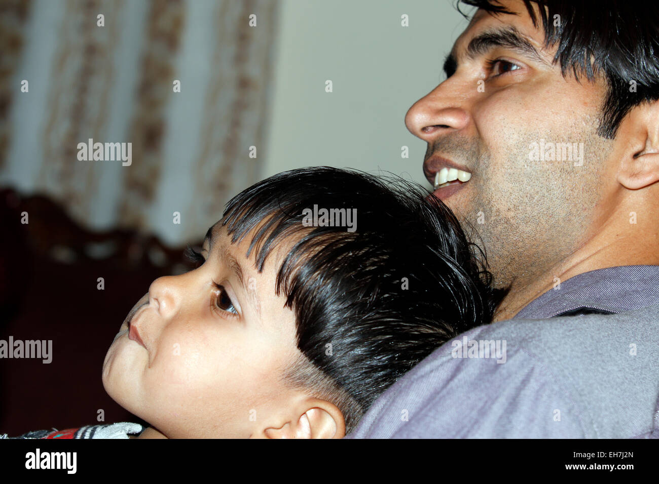 Vater und Sohn gerade TV Stockfoto