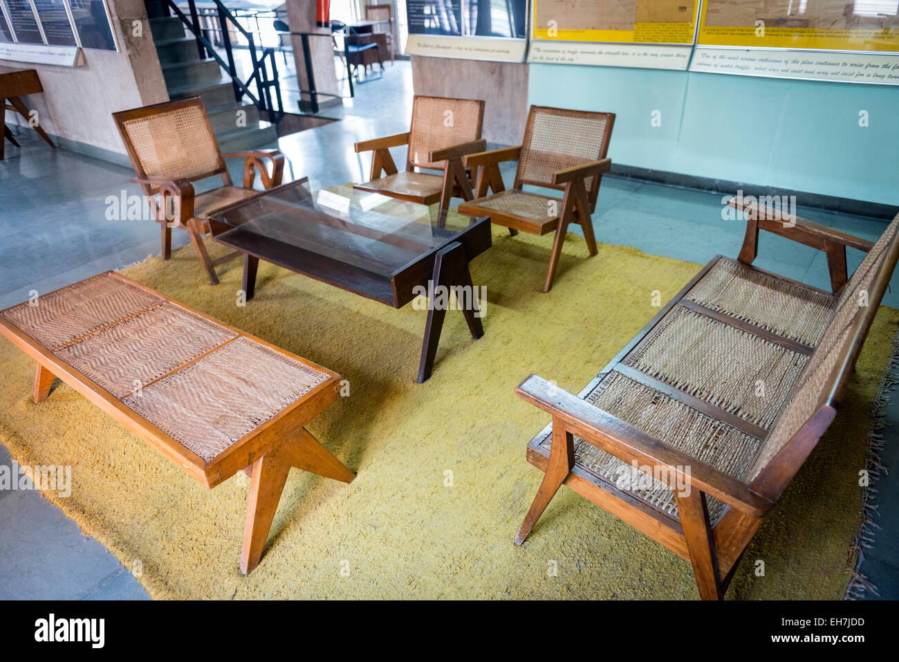 Originalmöbel der 1950er Jahre in The Museum of Architecture in Chandigarh, Indien Stockfoto