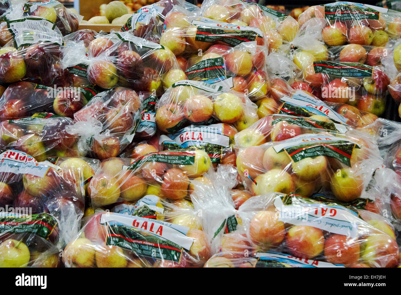 Taschen der Gala Äpfel in einem Supermarkt-Display im Bereich Obst und Gemüse Stockfoto