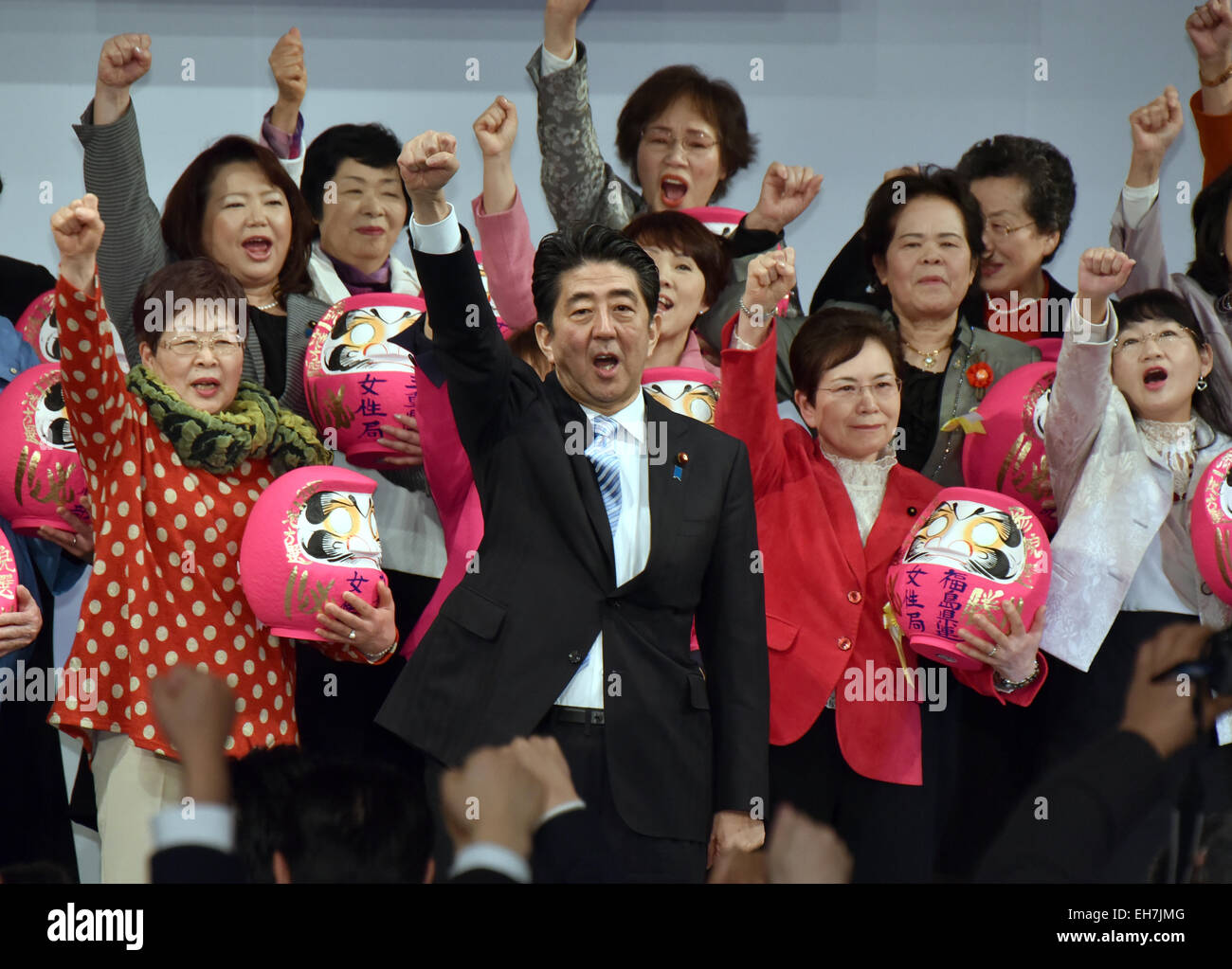 Tokio, Japan. 8. März 2015. Japan ist Premierminister Shinzo Abe, zentrieren, führt die Parteigenossen, ihren Eifer auf den Abschluss des Übereinkommens der Liberal-Demokratischen Partei in Tokio am 8. März 2015 zu erhöhen. Die regierende Partei, die seinen 60. Geburtstag in diesem Jahr wird, betont seinen Wunsch, die Verfassung, ein Ziel zu überarbeiten, die er gehalten hat, seit ihrer Gründung im Jahr 1955. Bildnachweis: Natsuki Sakai/AFLO/Alamy Live-Nachrichten Stockfoto