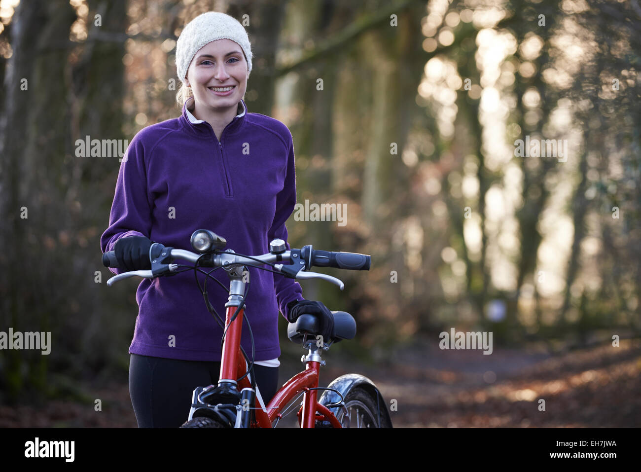 Frau Reiten Mountainbike durch Wälder Stockfoto