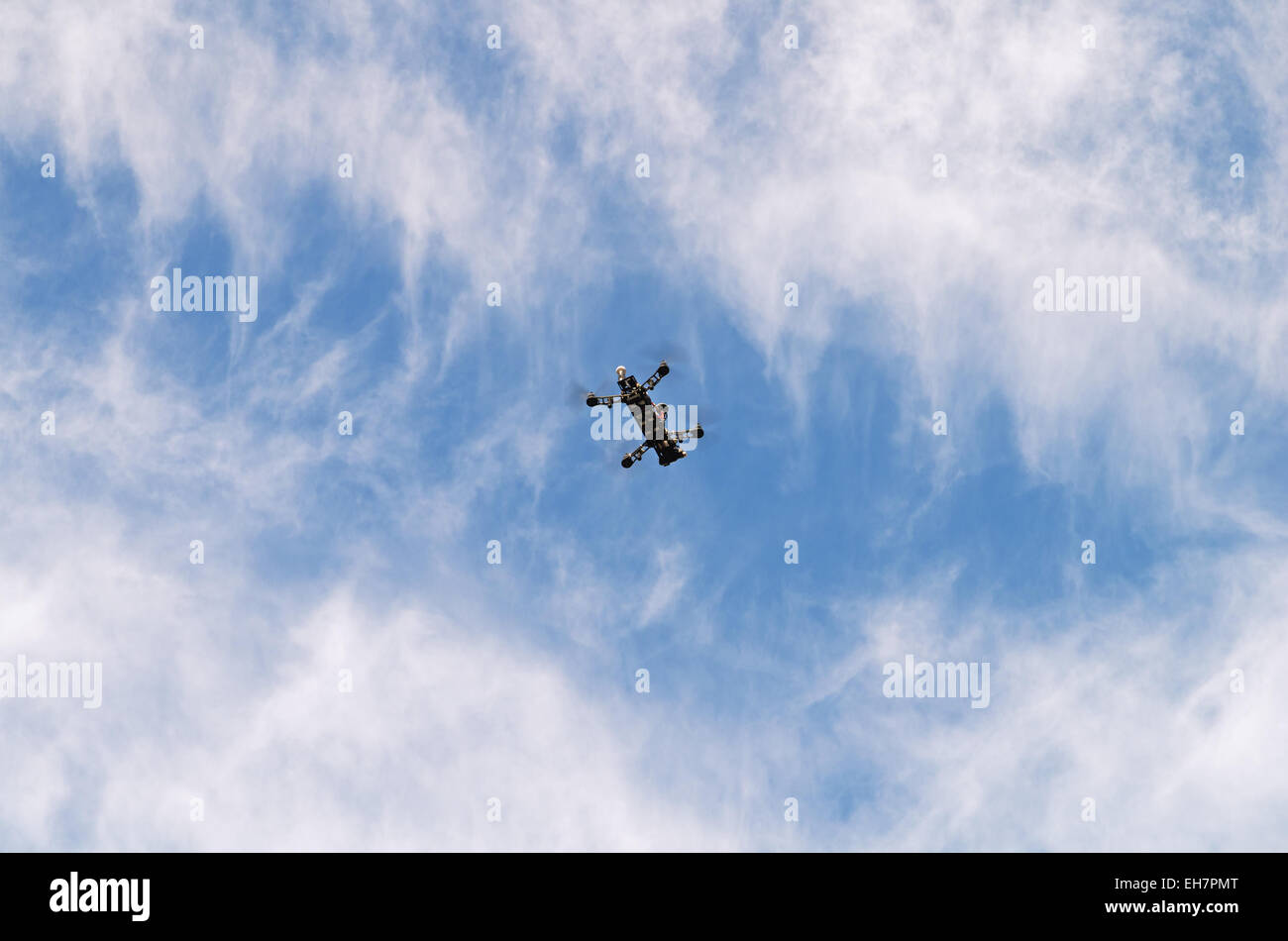 Multikopter mit Kamera im Flug. Stockfoto