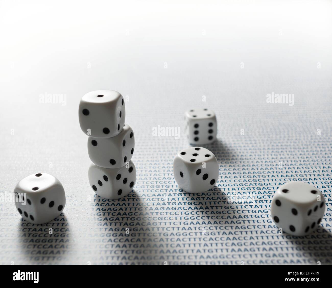 Würfel und DNA Stockfoto
