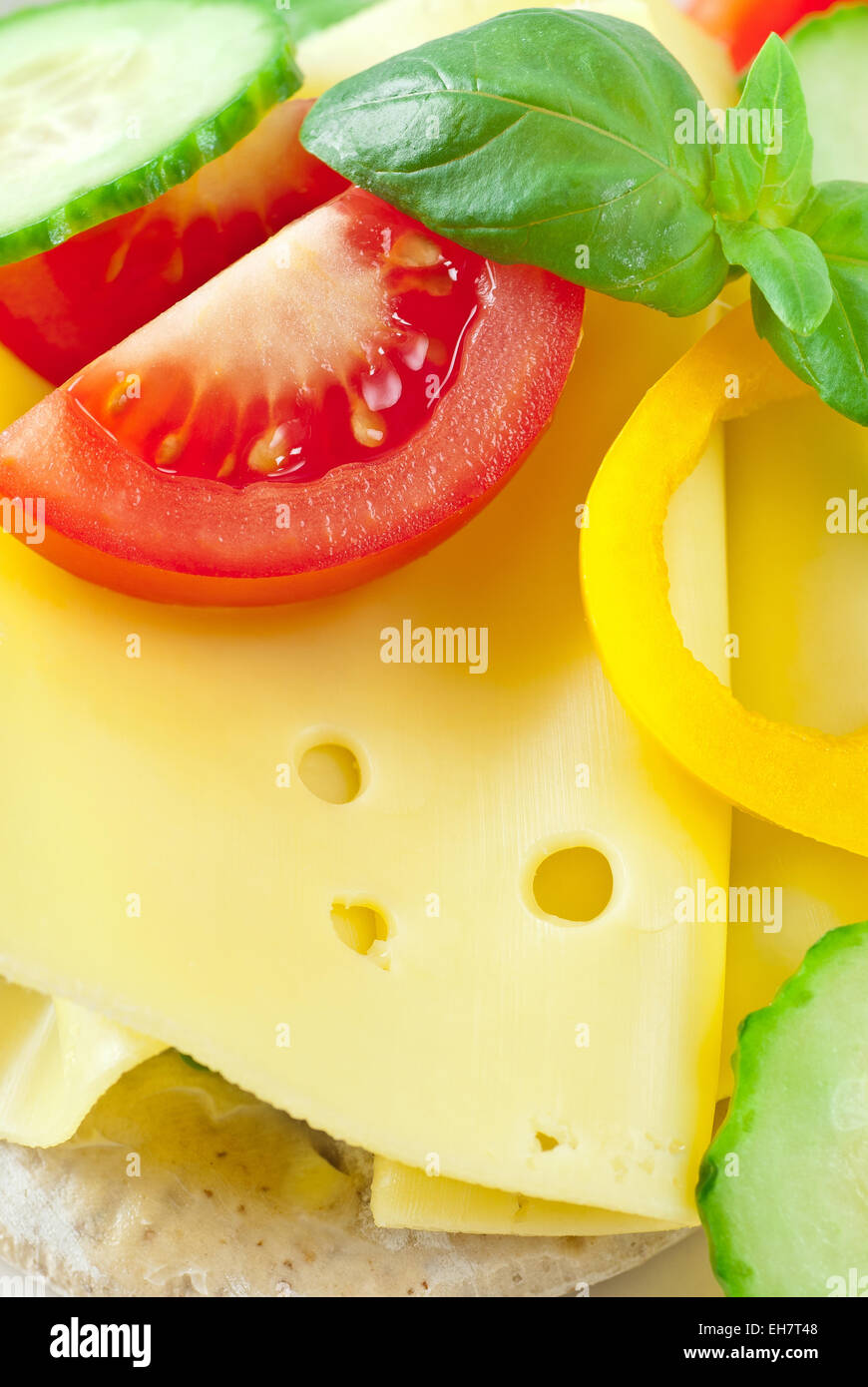 Käsebrot mit Tomaten, gelbe Paprika und Gurken. Stockfoto