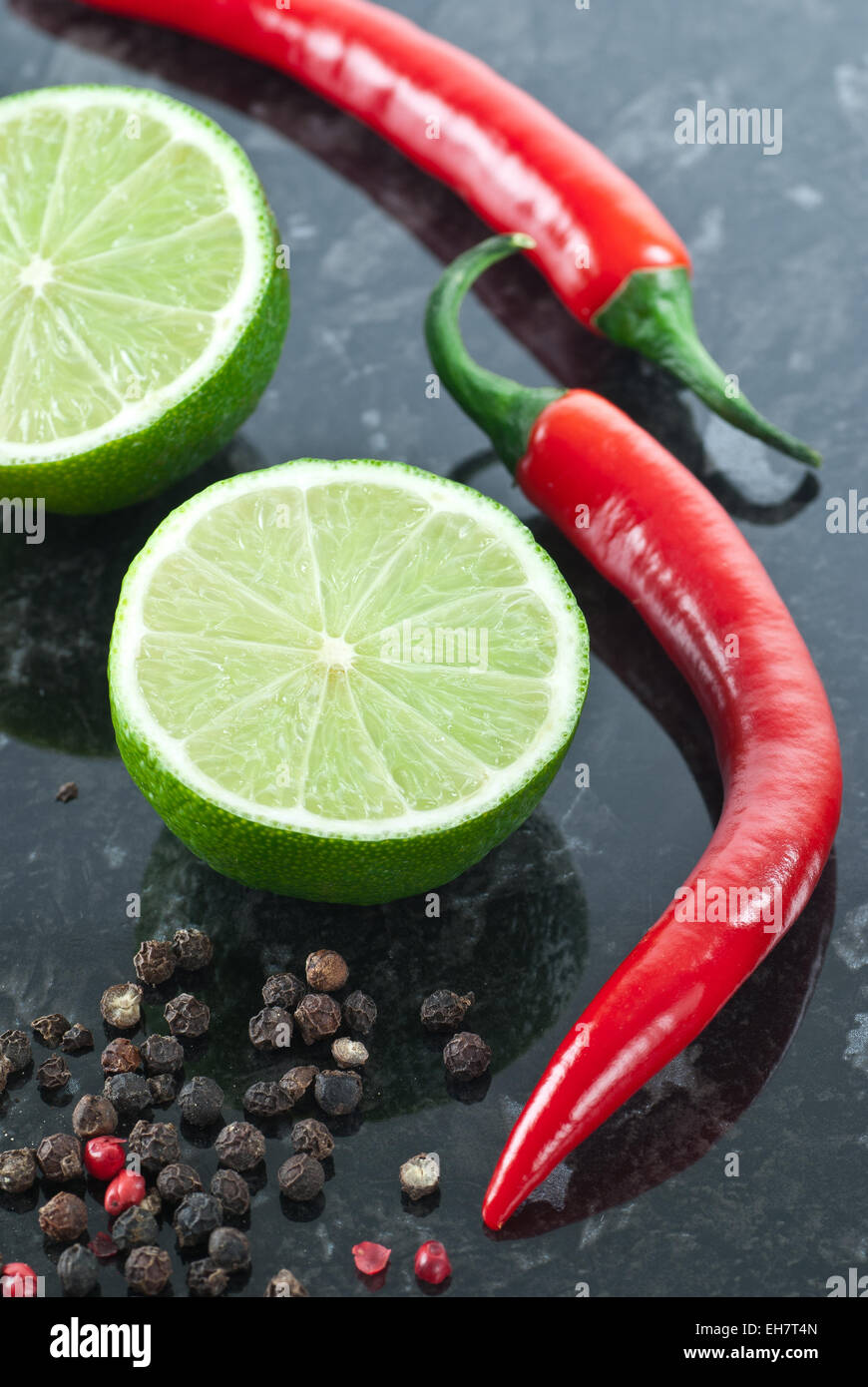 Frische Limette mit rotem Chili und Pfeffer. Stockfoto