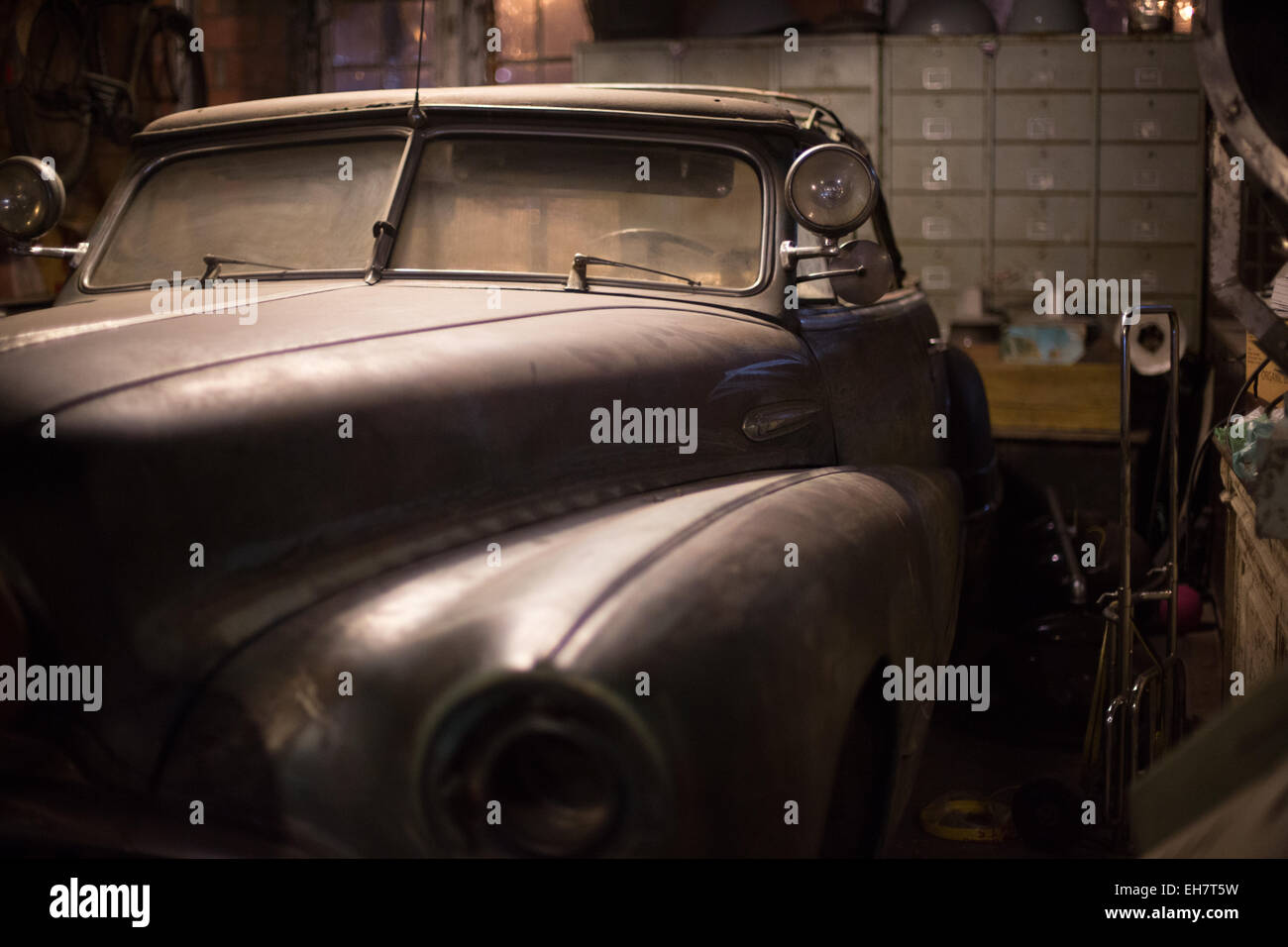 Deckenbeleuchtung fangen die Vorderseite eines amerikanischen Oldtimers, Talad Rot Fai Market, Bangkok, Thailand. Stockfoto