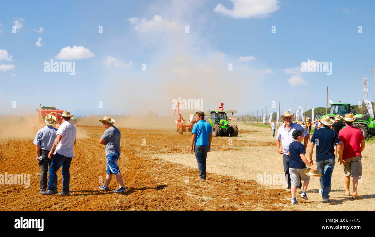 Ausstellung von neuen Traktoren in eine Landwirtschaftsmesse in Agro Pontino, Lazio, Mittelitalien. Stockfoto