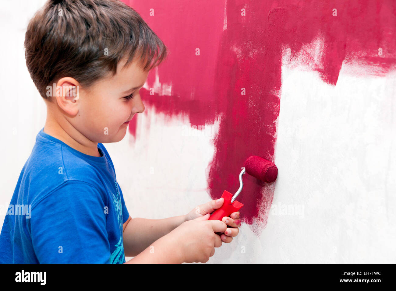 junge Malerei die Wand in der Wohnung rot Stockfoto