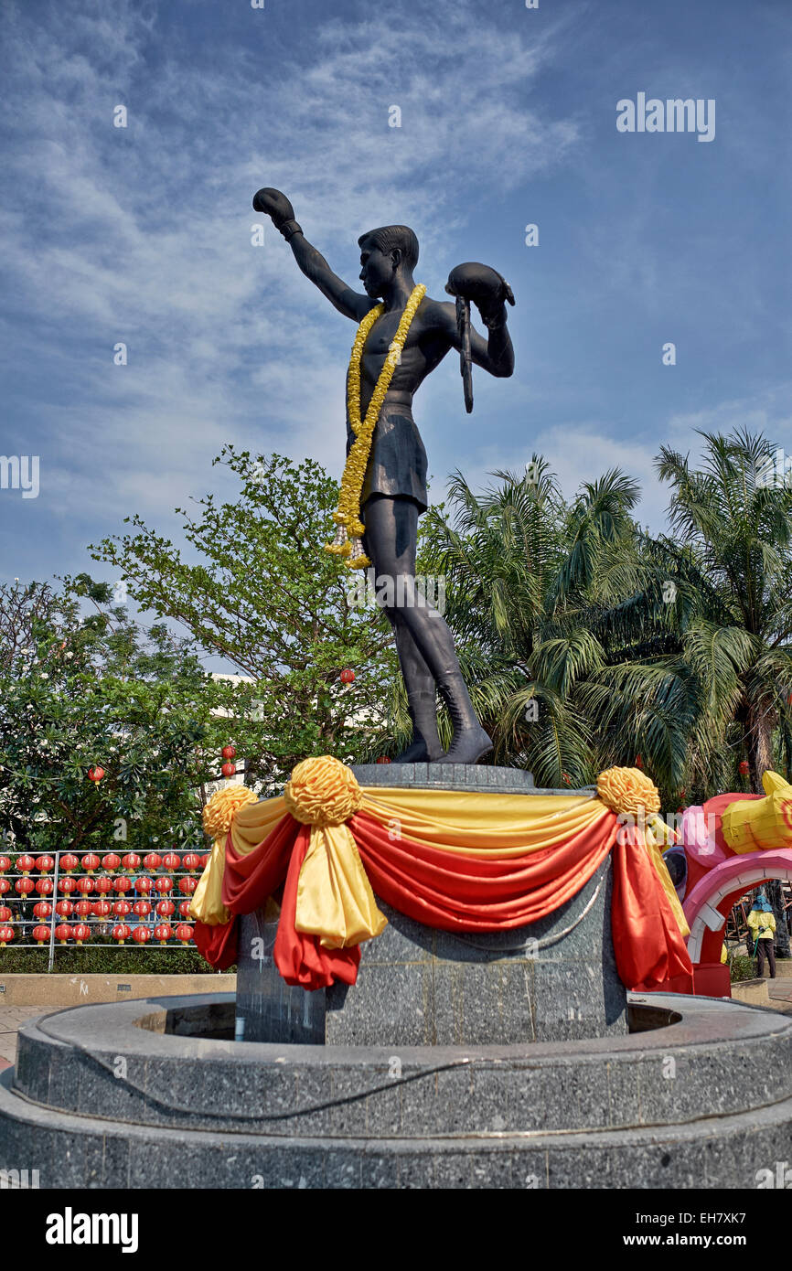 Statue von Pone Kingpetch, Thai Weltmeister Boxer. Hua Hin Thailand S