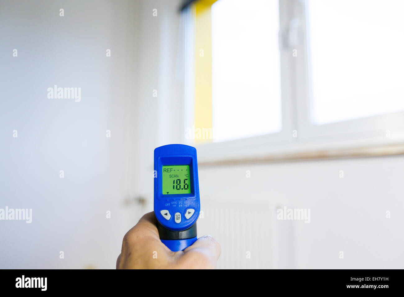 Person-Holding-digital-thermometer Stockfoto