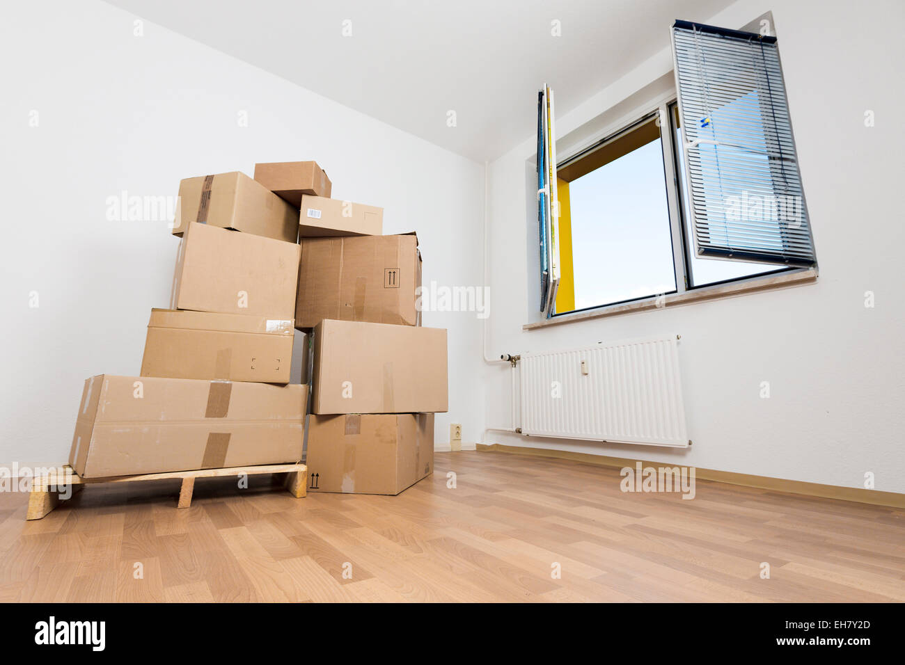 Stapel von Karton Kisten in einem leeren Raum Stockfoto