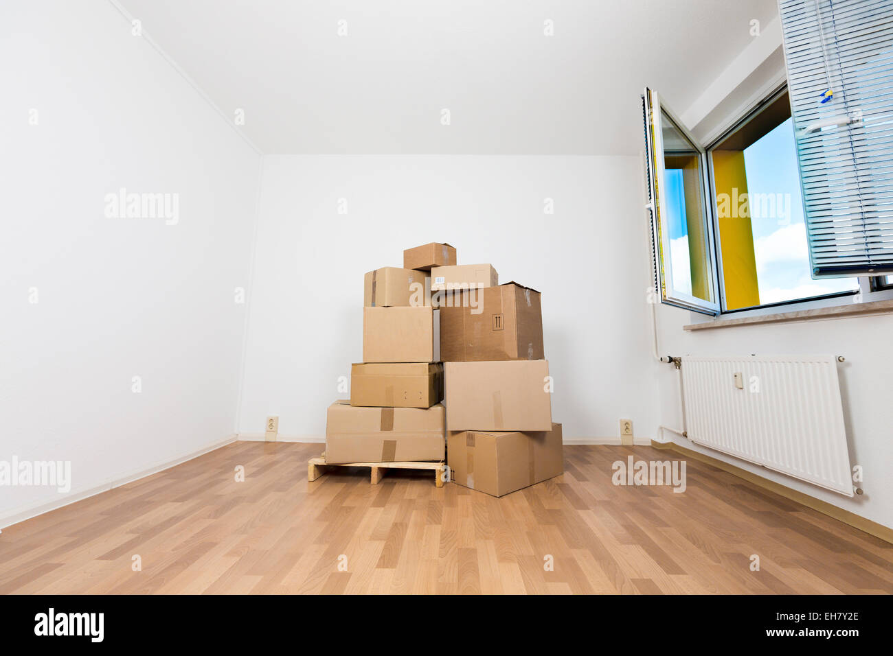 Stapel von Karton Kisten in einem leeren Raum Stockfoto