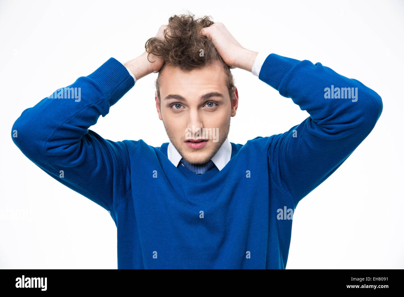 Gut aussehender Mann berühren seine Haare über grauen Hintergrund Stockfoto