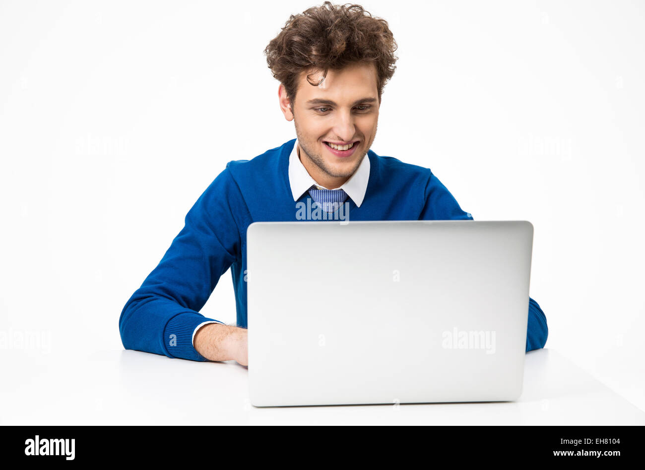 Glückliche junge Geschäftsmann auf dem Laptop arbeiten Stockfoto