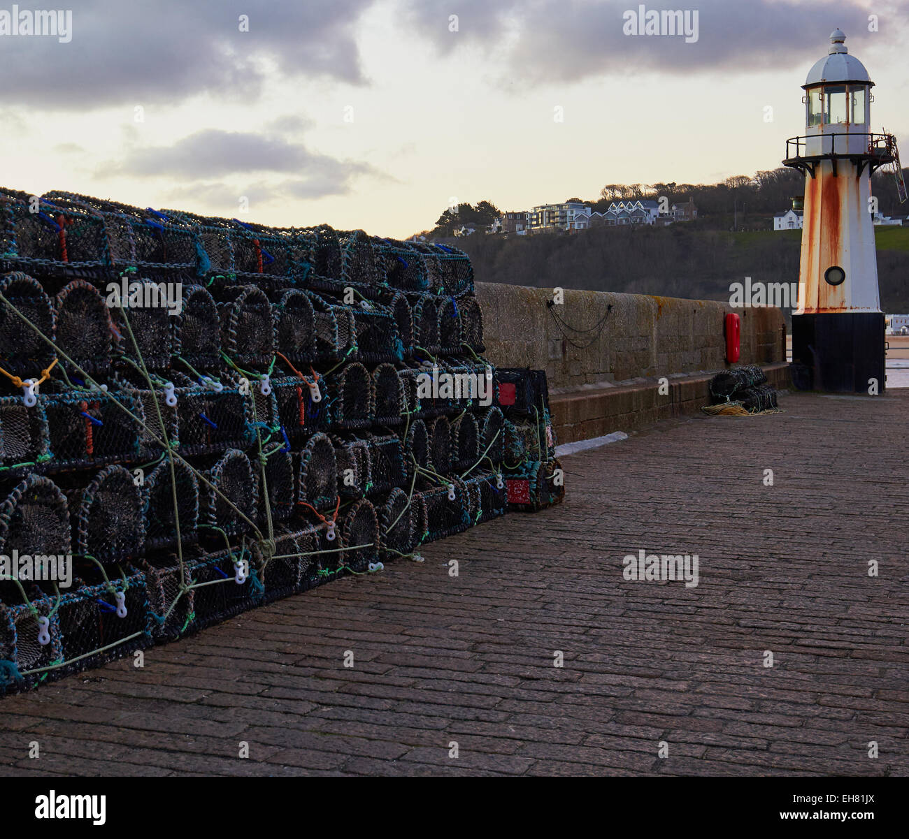 Hummer-Töpfe und Leuchtturm an Smeatons Pier St Ives Cornwall England Europa Stockfoto