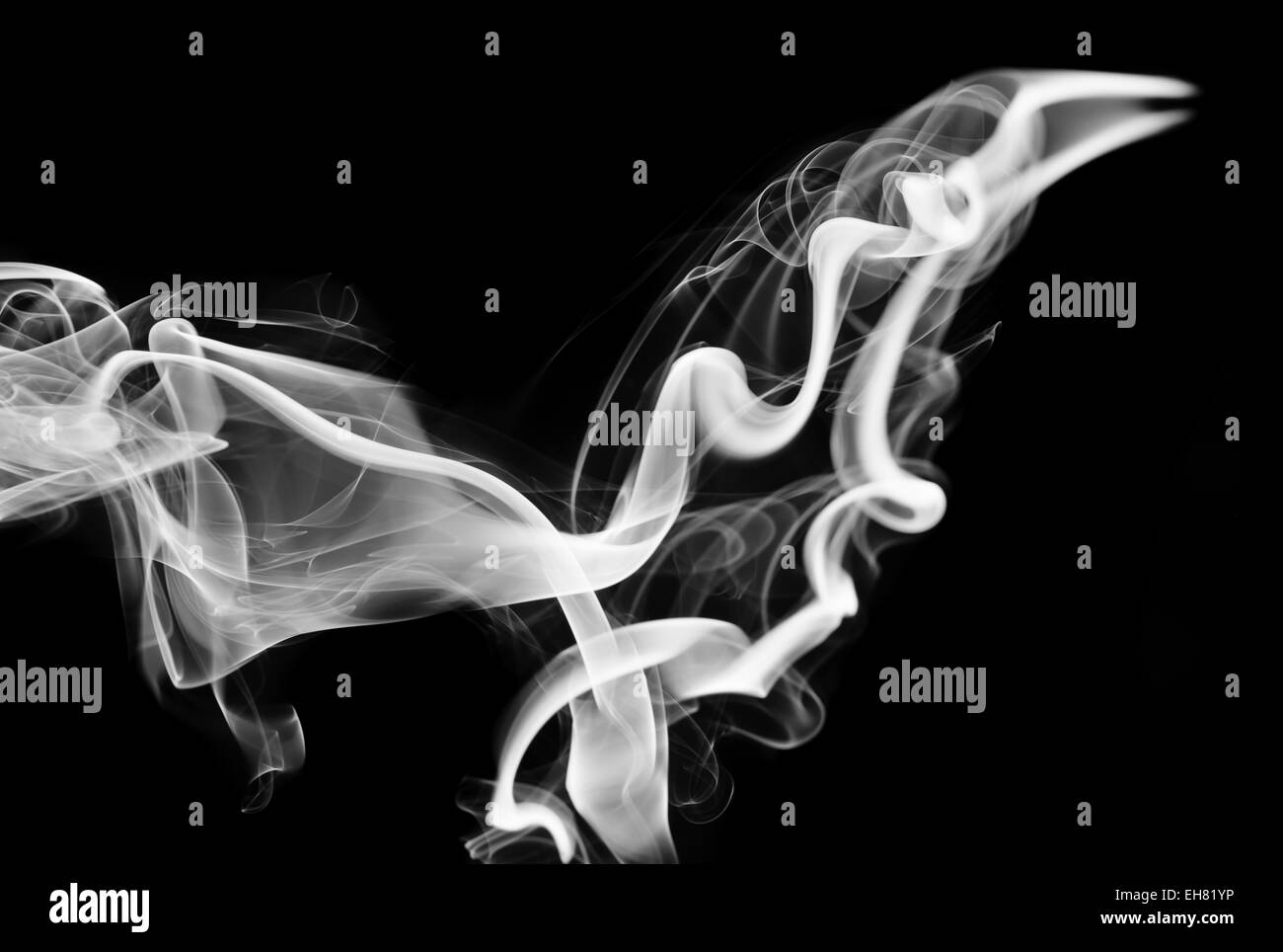 Abstraktion: weiße Rauch Form und wirbelt auf schwarz Stockfoto