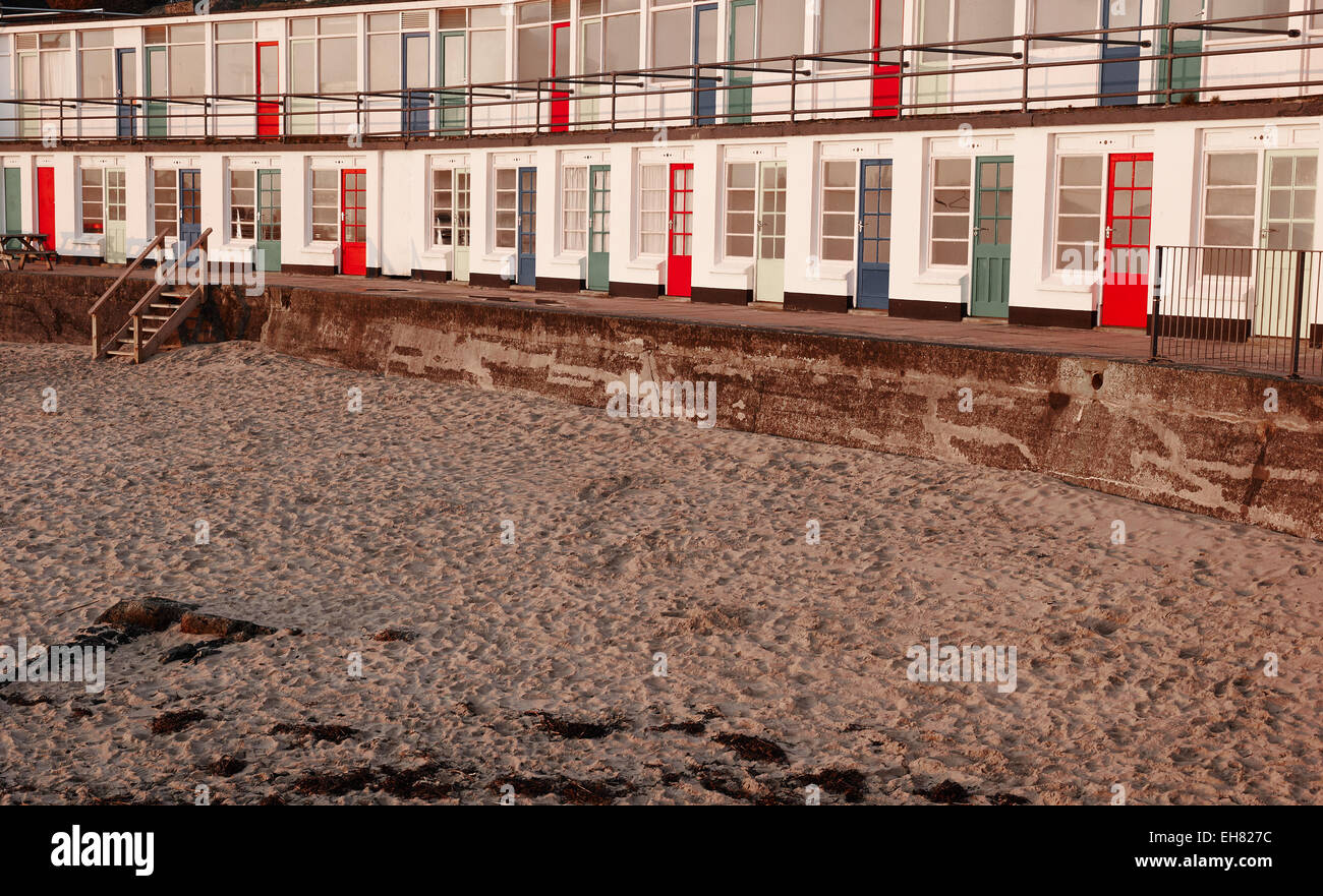 Traditionelle gemalt hell Strandhütten Porthgwidden St Ives Cornwall England Europa Stockfoto