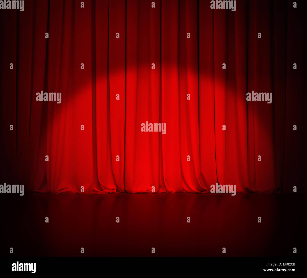 Theater rote Vorhang oder drapiert Hintergrund mit Lichtfleck Stockfoto