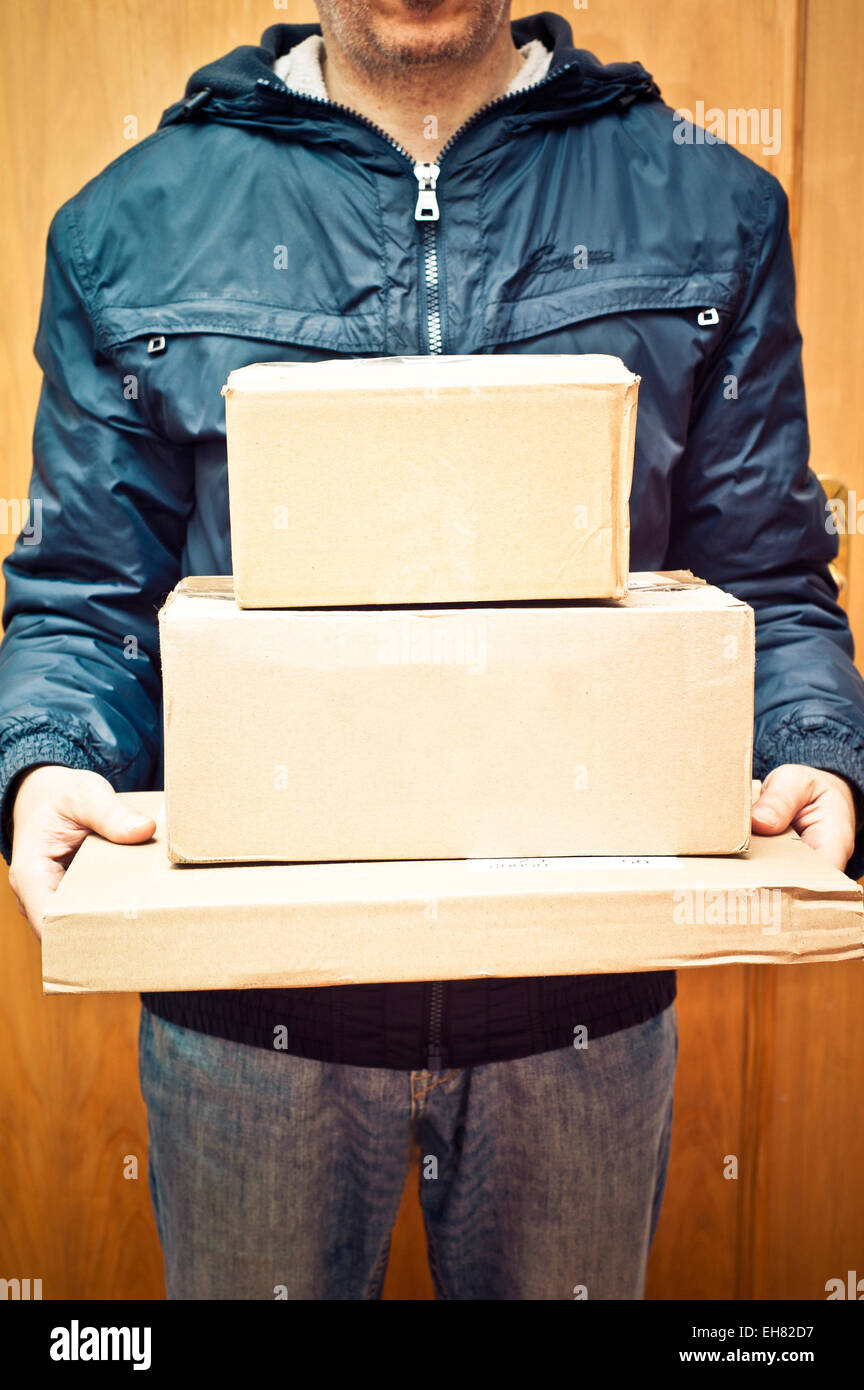 Mann aus einem Pakete unternehmen die Auslieferung von Paketen Stockfoto