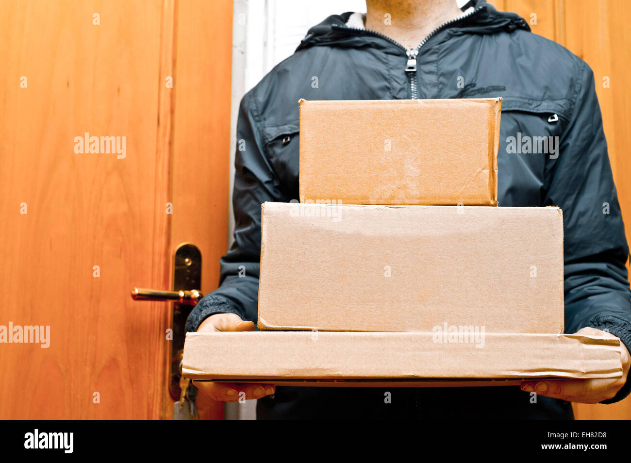 Mann aus einem Pakete unternehmen die Auslieferung von Paketen Stockfoto