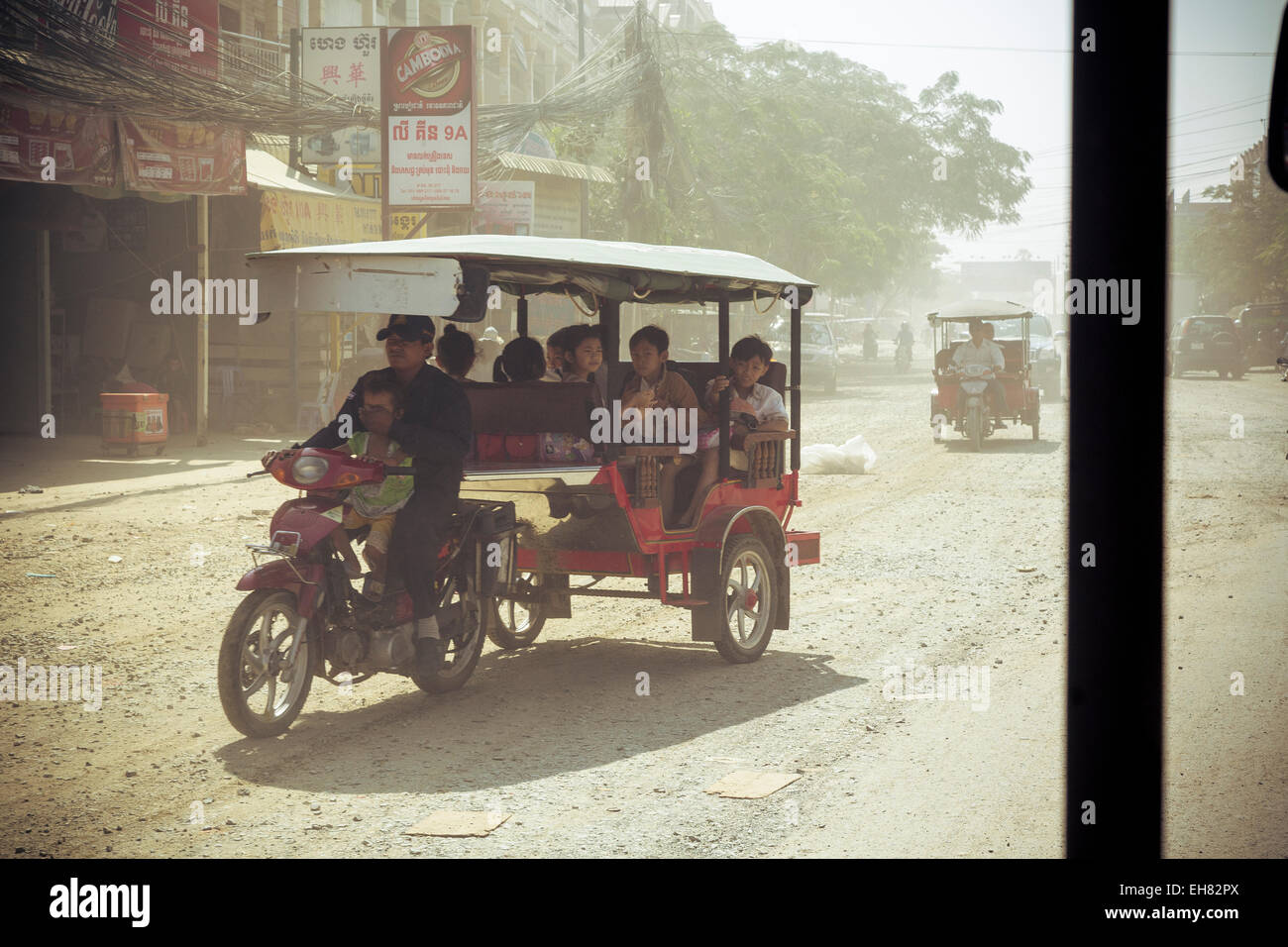 Tuk Tuk fahren, auf einer staubigen Straße, Phnom Penh, Kambodscha, Asien, Südostasien, Indochina Stockfoto