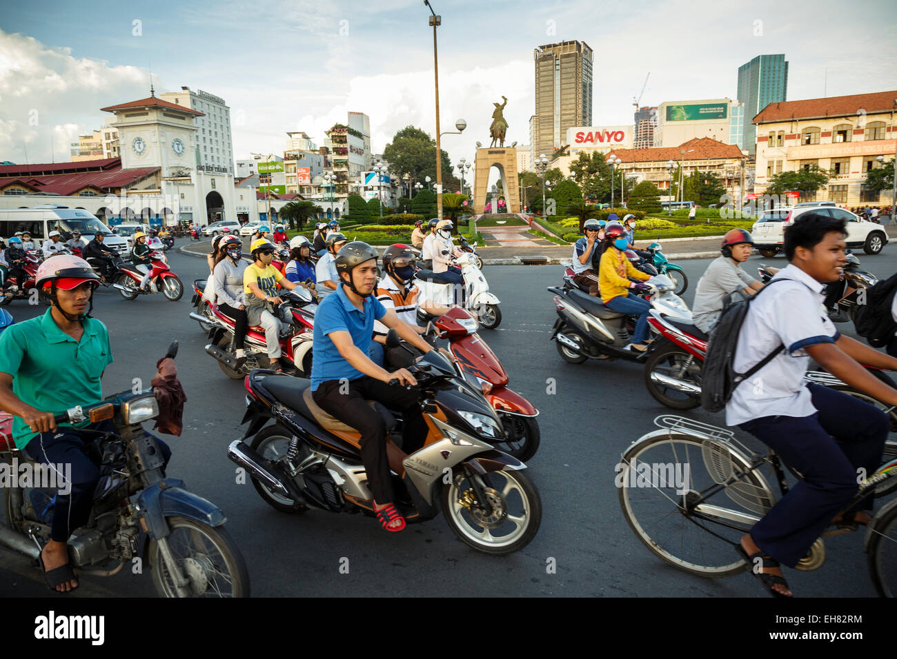 Dichten Verkehr in der Nähe von Ben Thanh Market, Ho-Chi-Minh-Stadt (Saigon), Vietnam, Indochina, Südostasien, Asien Stockfoto