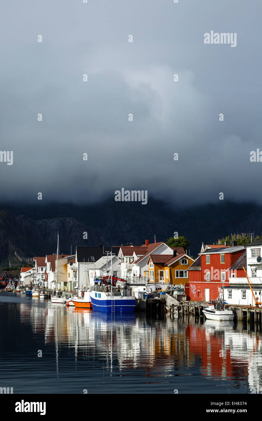 Henningsvær Dorf, Lofoten-Inseln, Arktis, Norwegen, Skandinavien, Europa Stockfoto