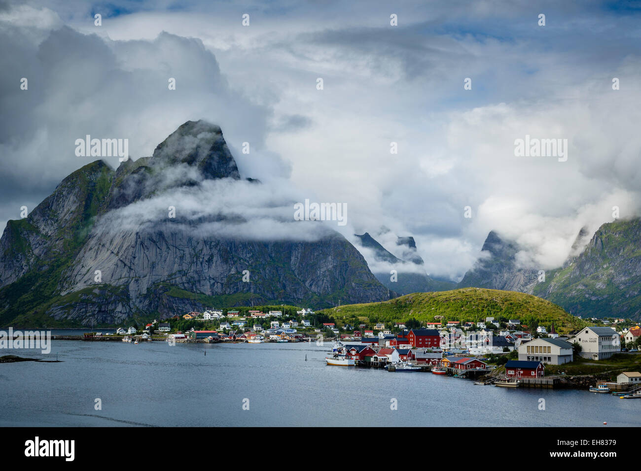 Blick auf Reine, Lofoten-Inseln, Arktis, Norwegen, Skandinavien, Europa Stockfoto