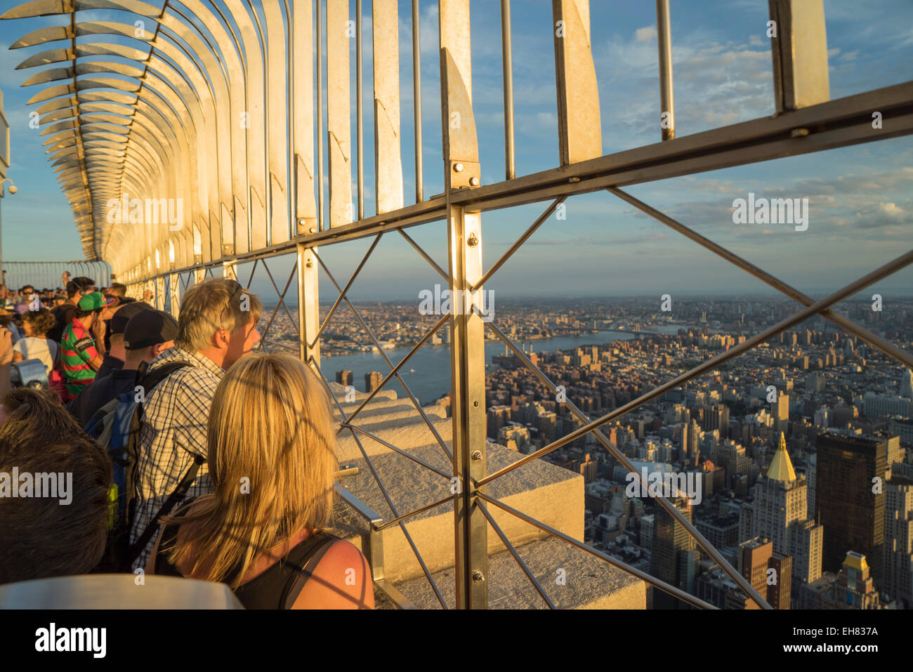 Touristen auf das Empire State Building Aussichtsplattform genießen die Aussicht, Manhattan, New York City, New York, USA Stockfoto